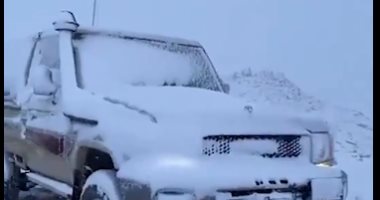 شاهد.. مدينة تبوك السعودية تكتسى باللون الأبيض جراء هطول الثلوج