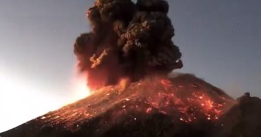 لحظة انفجار بركان جبل "بوبوكاتبتبيل" فى المكسيك (فيديو)