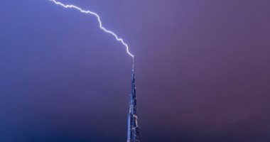 صورة مذهلة لبرج خليفة لحظة البرق ينشرها ولى عهد دبى