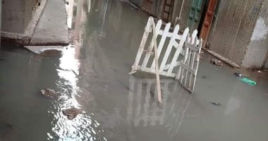 صور.. سيبها علينا.. أهالى شط جريبة بدمياط يشكون محاصرة مياه الصرف لمنازلهم