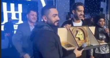 تكريم تامر حسنى خلال حفله بالكويت على دخوله موسوعة جينيس.. صور