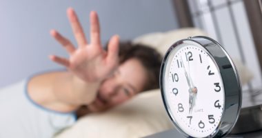 اعرف كل برج بيبدأ يومه إزاى.. الدلو لازم يشوف الموبايل والميزان بينام لآخر لحظة