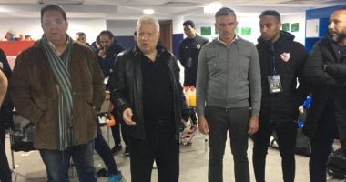 صور .. مرتضي منصور يهنئ لاعبي الزمالك بعد الفوز على زيسكو
