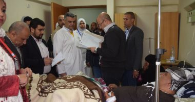 محافظ بنى سويف يزور مصابى حادث الطريق الصحراوى للاطمئنان على حالتهم