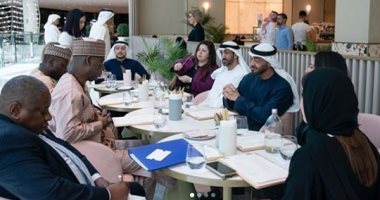 فيديو.. محمد بن زايد يتجول فى "مول دبى" بدون حراسة