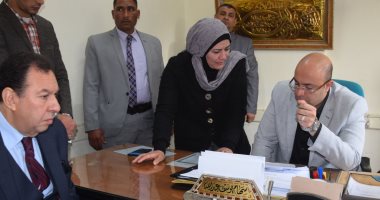 محافظ بني سويف يتابع امتحانات الصفين الأول والثاني الثانوي العام