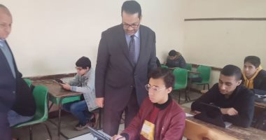 وكيل تعليم الغربية يتفقد سير امتحانات الصف الأول والثانى الثانوى داخل المدارس بطنطا