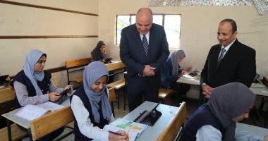 محافظ قنا يتفقد لجان الامتحانات الإلكترونية للصف الأول والثانى الثانوى
