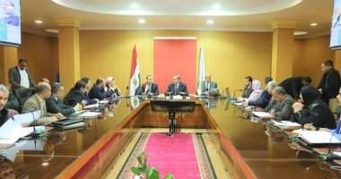 محافظ كفر الشيخ يناقش يستعرض معوقات القطاع التعليمى