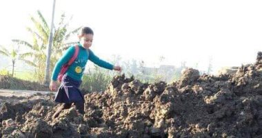 سيبها علينا.. أهالى السيالة والإسكندرية بدمياط يشكون تحول الشوارع إلى وحل