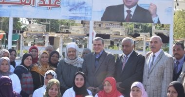 وزير القوى العاملة يختتم زيارته لمحافظة الأقصر بصور تذكارية مع أصحاب الحرف