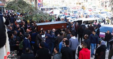 بكاء ووداع.. محمد منير يشيع جثمان رفيق عمره محمود أبا يزيد
