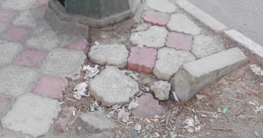 "سيبها علينا".. شكوى من تهالك الرصيف بشارع طه حسين بمحافظة المنيا