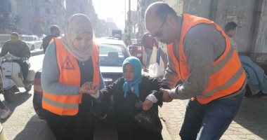صور ..وزيرة التضامن توجه بنقل مسنة تعيش على رصيف مترو باب الشعرية لدار رعاية