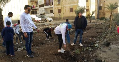 البيئة: زراعة 2000 متر نجيله و300 شتلة لنبات الإيفوربيا الحمراء بمصر الجديدة