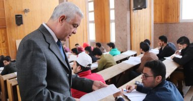 صور .. رئيس جامعة المنوفية: تثبيت 158 عامل مؤقت بمستشفيات الجامعة ويتفقد لجان الامتحانات