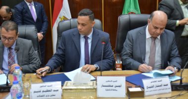 صور.. محافظ الدقهلية يوقع بروتوكولا مع "الاتصالات" لتنفيذ التحول الرقمى