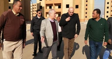 صور.. محافظ الأقصر يتفقد تجهيزات شقق وعمارات الشباب بمدينة الطود