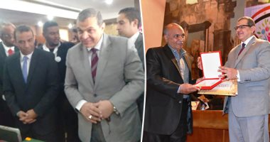 وزير القوى العاملة يختتم جولته بالصعيد بزيارة أسوان.. سعفان يفتتح فعاليات مبادرة "مصر بكم أجمل" ومعرض "بنات النيل" للمشغولات اليدوية.. ويسلم 20 وثيقة أمان للعمالة غير المنتظمة و14 ماكينة خياطة للمرأة المعيلة