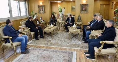 محافظ دمياط تبحث مع رئيس الغرفة التجارية الرومانية المصرية ببوخارست تسويق الأثاث 