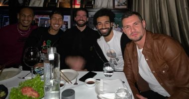 سهرة عشاء تجمع محمد صلاح ونجوم الريدز بعد الفوز على توتنهام وغضب لوفرين