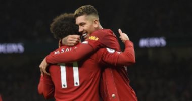 محمد صلاح يحتفل بصناعة هدفه فى شباك توتنهام بصورة مع فيرمينو