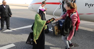 صور .. محافظة الوادى الجديد تستقبل فوج سياحى هولندى بمطار الخارجة بالزى الواحاتى والهدايا