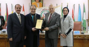 جامعة مصر للعلوم والتكنولوجيا تكرم عمرو عزت سلامة أمين اتحاد الجامعات العربية ..صور 