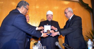 صور.. درع الإذاعة والتليفزيون لوزير الأوقاف تقديرًا لجهوده الدعوية والوطنية