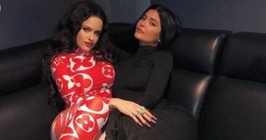 كايلى جينر تعلن موافقتها على الارتباط من صديقتها المغنية روزاليا