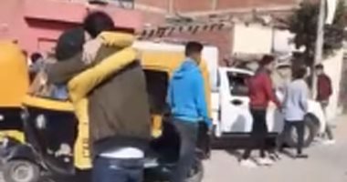 شاهد..حضن و ورد من شاب لفتاة أمام مدرسة بالشرقية.. ويهدد: اللى هيبص لها هضربه بالنار