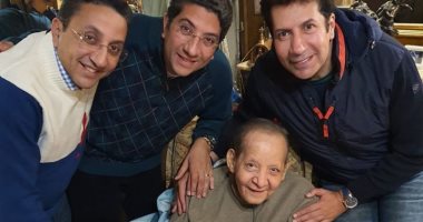 بمعنويات عالية.. جورج سيدهم مع هانى رمزى وأشقائه فى أحدث ظهور له بعد غياب