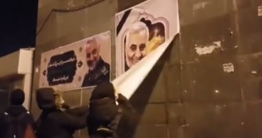 إيرانيات يمزقن صور قاسم سليمانى.. فيديو