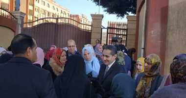 صور.. محافظ الغربية يتابع إمتحانات النقل والأعمال اليومية بجولته على مدينة طنطا