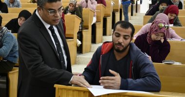 صور .. نائب رئيس جامعة القناة يتفقد اللجان الإنتخابية لإمتحانات الفصل الدراسي الأول بأسبوعها الثالث