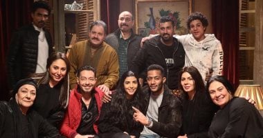 أحمد زاهر يعلق على صورة جمعت فريق عمل "البرنس" لمحمد رمضان: قل أعوذ برب الفلق