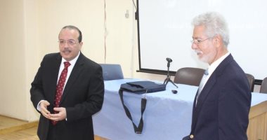 خبير أمريكى يجرى عملية إصلاح "فتق إربى" لشاب بمستشفى التعليمى بطنطا