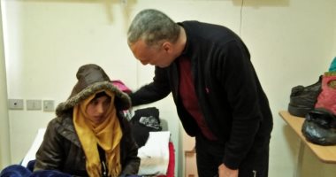 صور.. مستشار رئيس جامعة المنوفية يتابع حالة زراعة الكبد للطالبة رحاب خليل