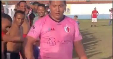 حكم يهدد الجماهير واللاعبين بمسدس بدل الصفارة فى مباراة بالمكسيك.. فيديو