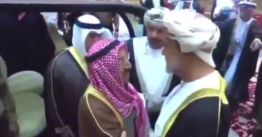 فيديو.. أمير الكويت يقدم واجب العزاء لسلطان عمان الجديد: قابوس عايش فيكم