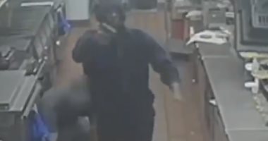 فيديو.. مسلح يروع عمال مطعم ماكدونالدز فى ولاية تكساس ويهرب بدون سبب