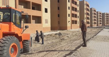 صور.. رئيس مدينة الطود يقود حملة للنظافة بمنطقة عمارات إسكان الشباب