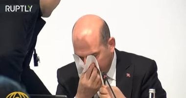شاهد.. وزير داخلية أردوغان ينزف دمًا من أنفه على الهواء مباشرة 