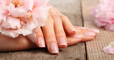 5 نصائح للحصول على أظافر طويلة وقوية.. رطبيها يوميًا وكلى خضراوات