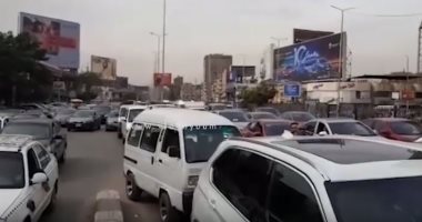 تكدس مرورى بسبب حادث تصادم 3 سيارات بطريق الواحات