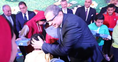 وزير القوى العاملة يمنح 20 جهاز تابلت لمرضى السرطان ويؤكد: 2020 عام جنى الثمار