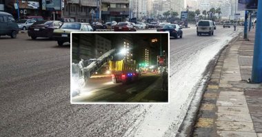 رصيف العشاق بالإسكندرية تفسده الحفر.. تآكل الطبقة الأولى من أسفلت الكورنيش بعد شهر من تجهيزه.. الأهالى يشكون من الحفر.. "مديرية الطرق": الأمطار الغزيرة السبب.. والمحافظ يلزم المقاولين بإعادة الحال لما كان عليه