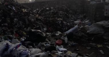 سيبها علينا.. شكوى من انتشار القمامة بمنطقة زاويه أبو مسلم في الجيزة