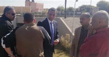 محافظة أسوان تعد بحل مشكلة المياه الجوفية بنفق السد العالى شرق.. صور