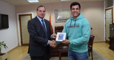 رئيس جامعة سوهاج يسلم هواتف ذكية للفائزين بجائزة وزير الاتصالات 